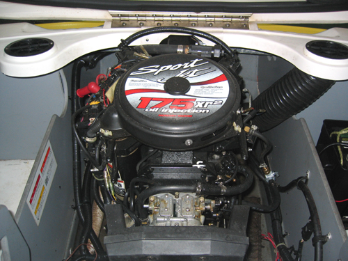 ���Ã{�[�g Sea Ray F16XR_2
